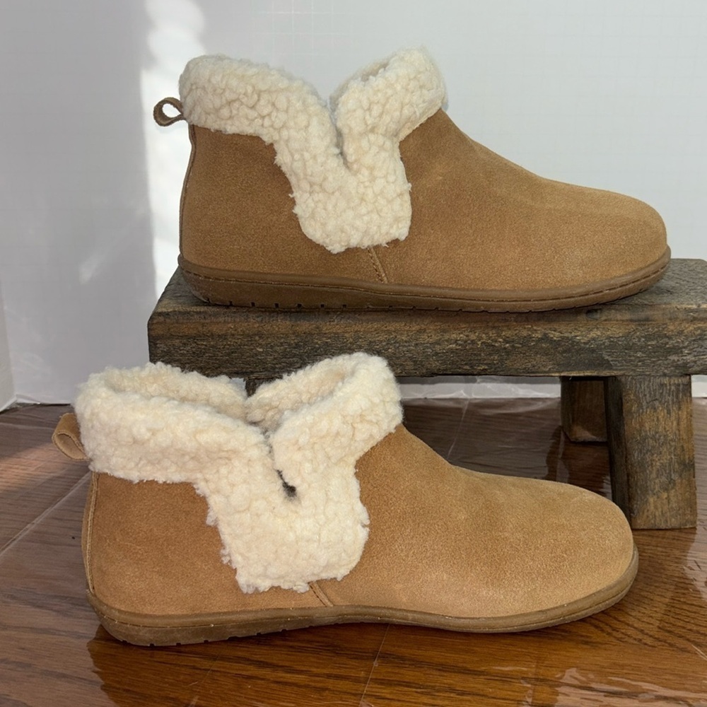Women’s Minnetonka Lyndy ankle boot/booty/slipper. Size 8. EUC.